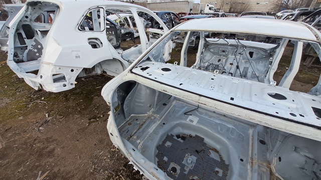 Крило заднє ліве BJY77141X MAZDA