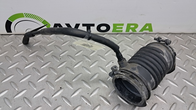Патрубок повітряний, вихід повітряного фільтра PE0113221 MAZDA