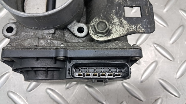 Дросільна заслінка в зборі PE0113640B MAZDA