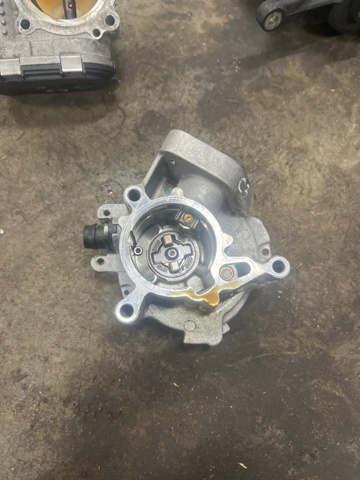 Насос вакуумний 06K145100AB VAG