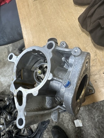 Насос вакуумний 06K145100BB VAG