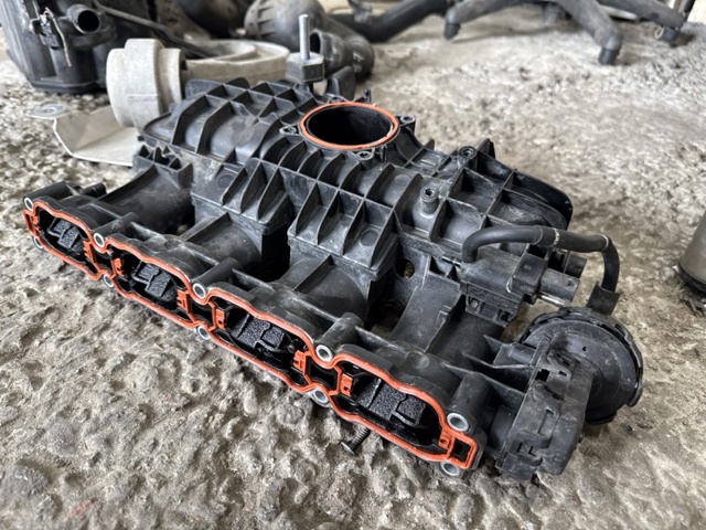Колектор впускний 06L133201FA VAG