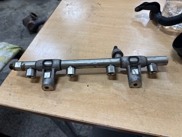 Розподільник палива 06L133317E VAG