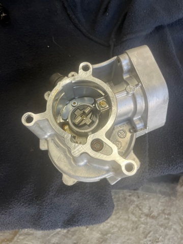 Насос вакуумний 06L145100F VAG