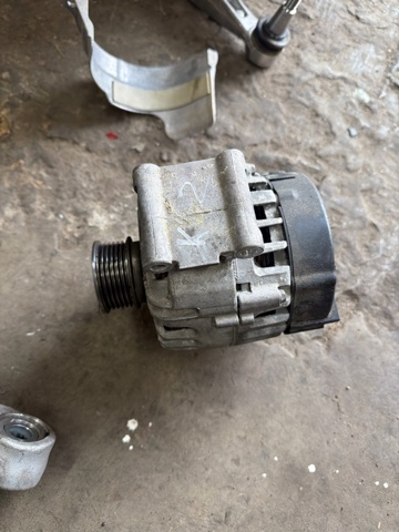 Авто генератор 06L903027 VAG