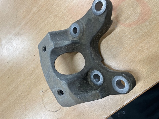 Кронштейн подушки (опори) двигуна, задньої 113325NA0A NISSAN