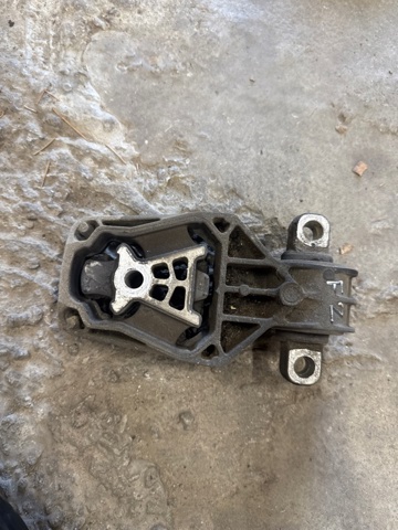 Опора двигуна задня 113605DA0A NISSAN
