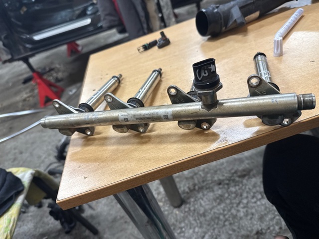 Рампа форсунок системи упорскування палива 17520HG01B NISSAN