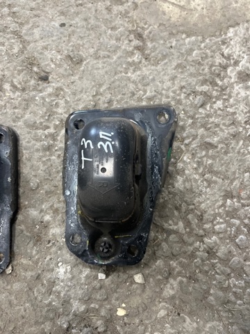 Кронштейн задньої балки 1K0505130L VAG