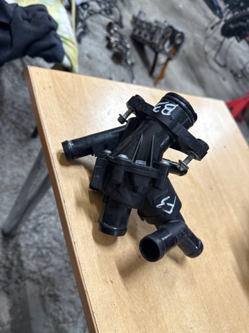 Корпус термостата в зборі 21200HG00F NISSAN