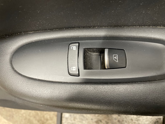 Кнопка підйомника переднього правого скла 254115NA0A NISSAN