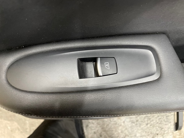Кнопка вмикання двигуна склопідіймача задня права 254215NA0A NISSAN