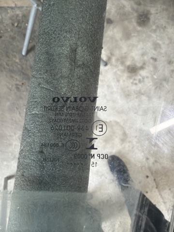 Скло передньої правої двері 31352945 VOLVO