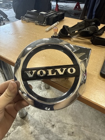 Емблема на решітку радіатора 31383645 VOLVO