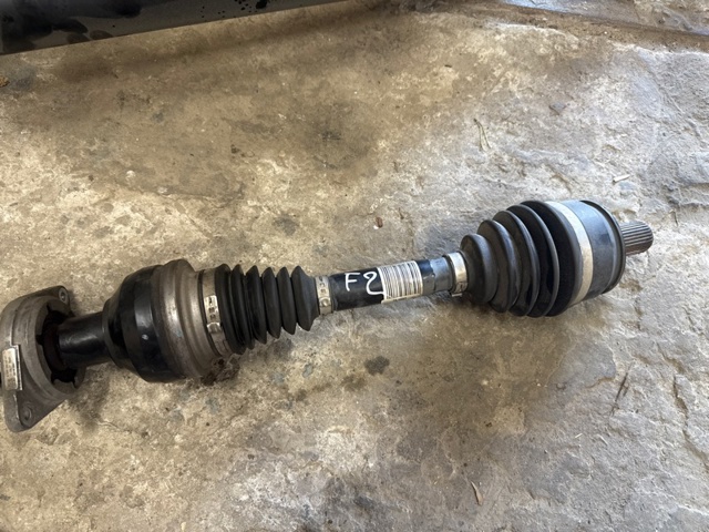 Піввісь передня, права 391005DC0C NISSAN