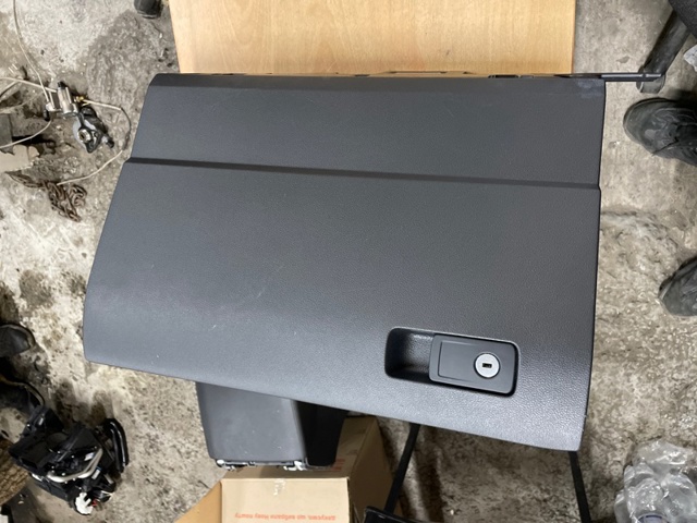 Кришка речового ящика 3CN857101A82V VAG