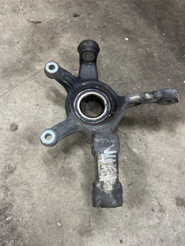 Кулак поворотний передній лівий 400155DA0A NISSAN