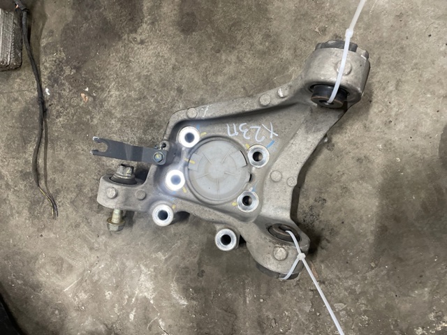 Кулак поворотний правий 430185NA0A NISSAN