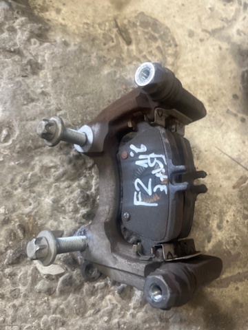 Скоба гальмівного заднього супорта 440405DA0A NISSAN