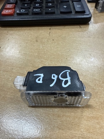 Лампа підсвічування в двері, передньої правої 4G0052134D VAG