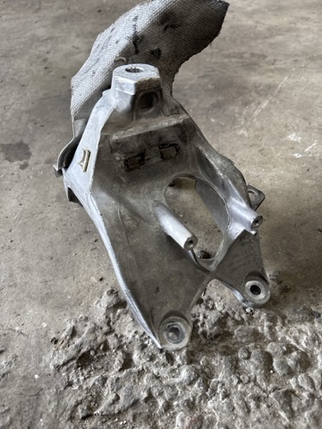 Кронштейн подушки (опори) двигуна, правої 4M0199308AA VAG