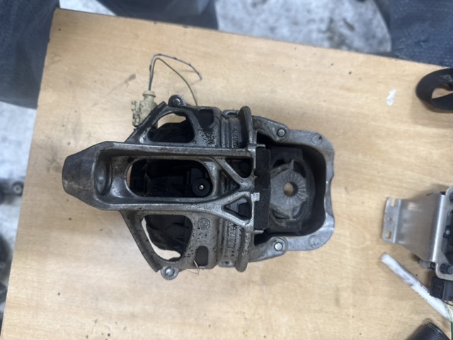 Права подушка мотора 4M0199372FC VAG