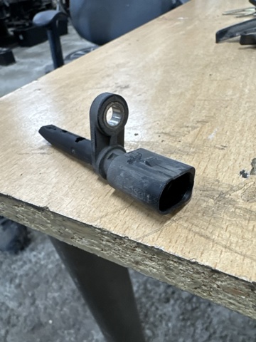 Датчик АБС (ABS) передній 4M0927803C VAG
