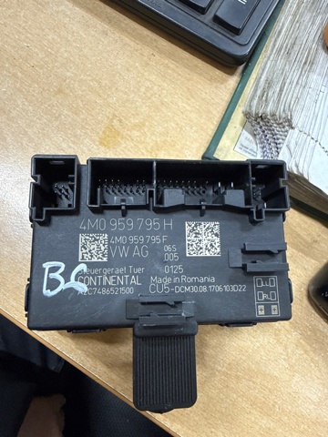 Блок комфорту задніх дверей 4M0959795H VAG