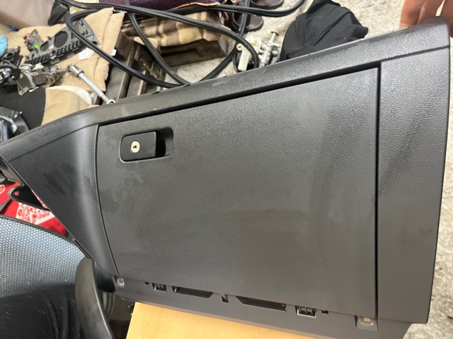 Кришка ящика рукавички (бардачка) 561857101C82V VAG
