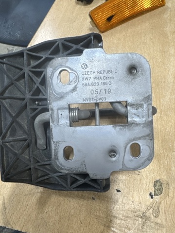 Стояк-гак замка капота 5NA823186C VAG