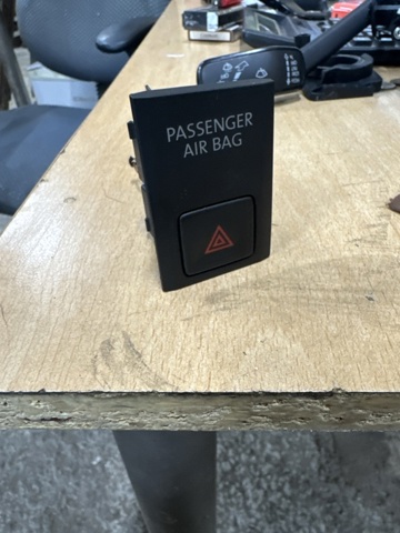 Кнопка аварійної сигналізації 5NA953509AECU VAG