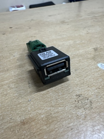 Зарядний пристрій USB 5Q0035726 VAG