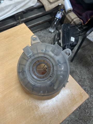 Водяний бачок системи охолодження 5Q0121407AA VAG