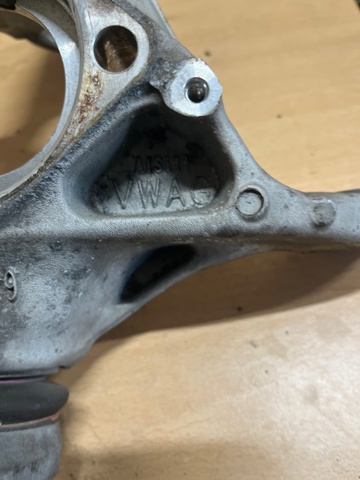 Цапфа поворотна ліва 5Q0407253A VAG