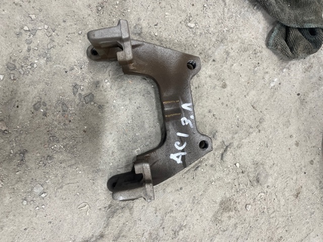 Скоба гальмівного заднього супорта 5Q0615425C VAG