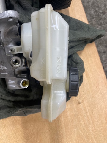 Бачок гальмівної рідини Ауді Ку 3