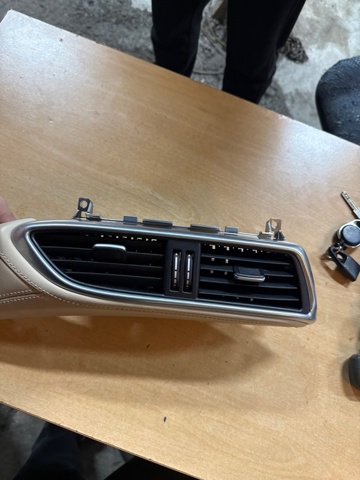 Вентиляція передка 687505DF0A NISSAN