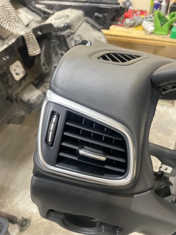 Решітка повітроводу ліва 687615DF0A NISSAN