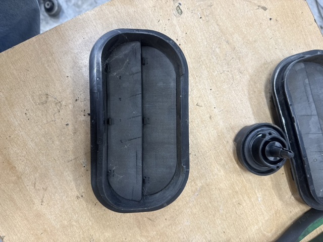 Люк заднього крила 6R0819465A VAG
