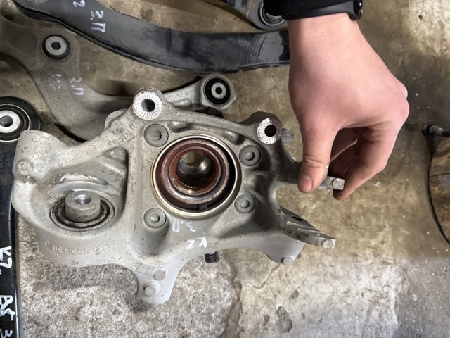 Цапфа поворотна права 80A505432G VAG