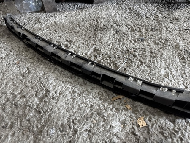 Кронштейн бампера заднього, центральний 852405DA0A NISSAN