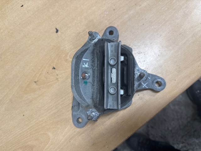 Підвіска КПП 8K0399151DD VAG