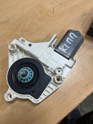 Двигун склопідіймача двері передньої, правої 8K0959802B VAG
