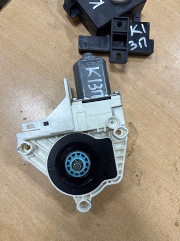 Моторчик склопідйомника двері задніх, правих 8K0959812A VAG