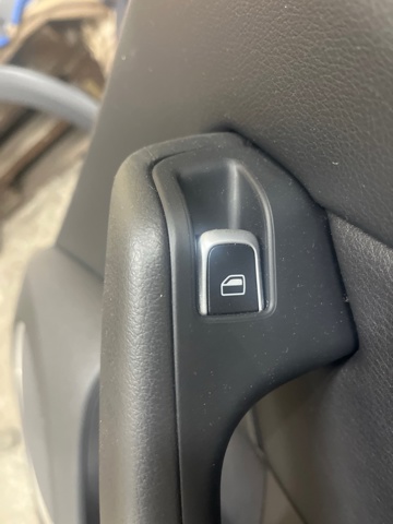 Кнопка підйомника переднього правого скла 8K0959855BV10 VAG