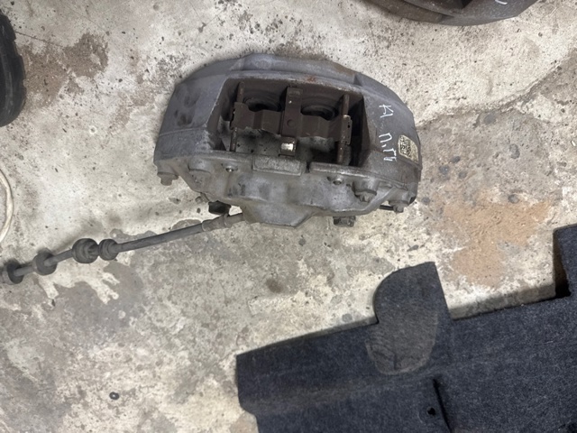 Супорт гальмівний, передній, правий 8R0615108F VAG