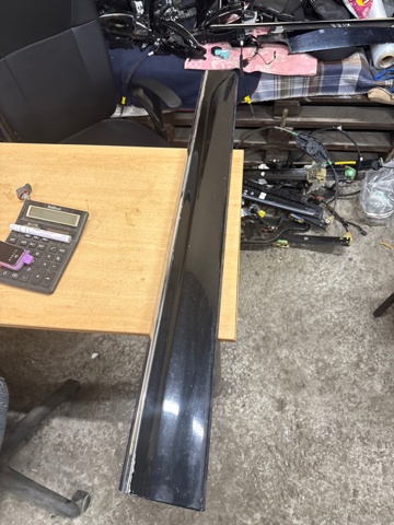 Молдинг передніх правих дверей 8R0853960LGRU VAG