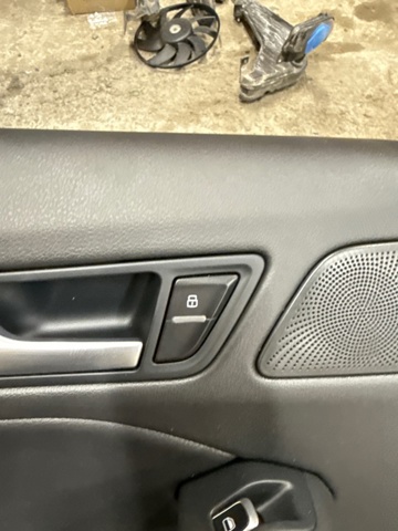 Прилади управління блокуванням замків 8R0962107AV10 VAG