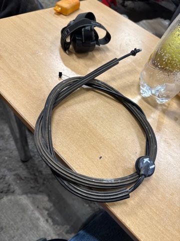 Трос відкриття капота, задній 8R1823535 VAG