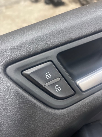 Кнопка центрального замка 8R2962108AV10 VAG